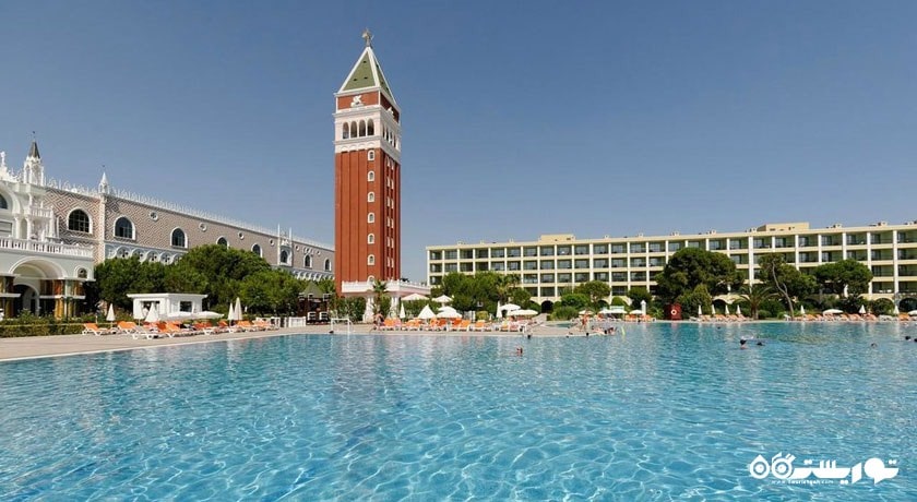 نمای استخر روباز و ساختمان هتل